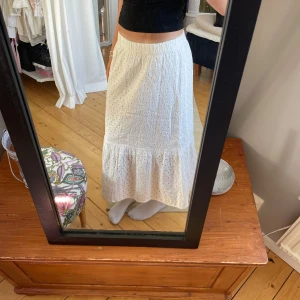 Lång kjol Lindex  - Hej! Jag säljer en lång vit kjol från Lindex. Kjolen går inte hela vägen ner till fötterna men ovanför ankeln på mig. Jag är 164cm lång. Den kommer inte längre till användning men är i väldigt bra skick. Storlek: 158/164. kontakta vid funderingar💕