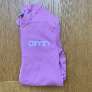 Träningströja - Den ser lite konstig ut på bilderna men har inga mönster och är rosa. Skriv om ni vill ha tydligare bilder. Sitter ganska tight på och är rätt lång. 💓