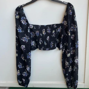 Långärmad blus blommig hm - Storlek small, knappt använd mycket bra skick 🦋