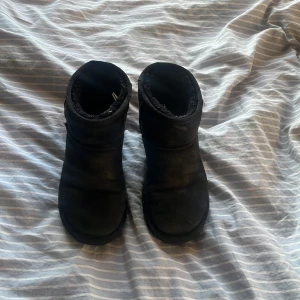 Säljer mina svart uggs 💕 - Säljer mina uggs pga att jag har växt ut dom. Dom är i storlek 47 och är i ett användt skick men och defekter förekommer. (se bild).  Pris kan diskuteras 