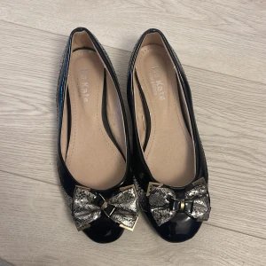 Söta vintage skor💕 - Säljer dessa supersöta skor från Be Kate. Inte använt särskilt många gånger. Storlek 38 men passar även mig som brukar ha 37 i skor! Kp vid frågor💕