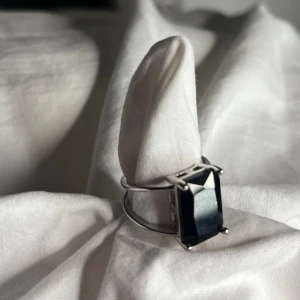 Ring från ioaku - Stil ren ring från ioaku, justerbar❤️ Köpt för 500kr så är därför jag säljer den ganska dyrt  Är i jätte fint skick💗