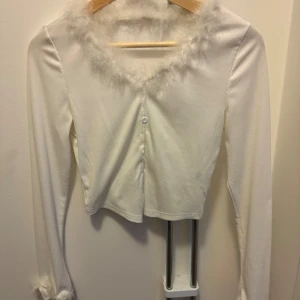 Topp med päls - Vit topp med päls, kommer inte till användning mer, den är från Shein så inte bästa kvaliten! Lagt ut för 1kr för går inte att lägga 0kr men ni får den gratis, antingen så eller om ni köper nåt annat och vill ha denna oxå💖