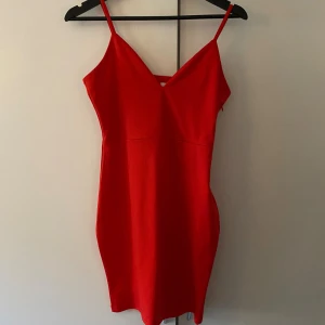 Klänning - Snygg röd klänning, använd en gång 