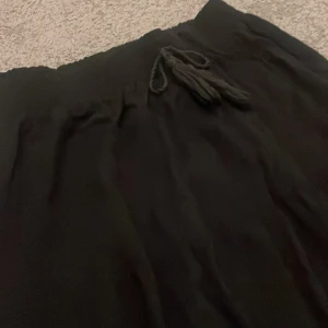 Svart lång kjol köp i Grekland  - Denna kjolen är köpt i Grekland, utomlands. Och är storlek S den är jätte somrig även om den är svart och den passar med en färgad topp 💗