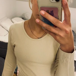 träningströja - jättefin träningströja från gina. köpt för 200kr säljs för 90kr. aldrig använd storlek xxs