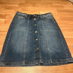 Jeanskjol  - Jeanskjol från hm i storlek s