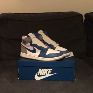 Jordan 1 high - Ett par näst intill nya Jordan 1 high som har använts sparsamt och blivit väll omhändertagna i storlek 43 -43,5 allt og finns med. priset går att diskutera om ni undrar något är det bara att fråga mvh sthfashion 