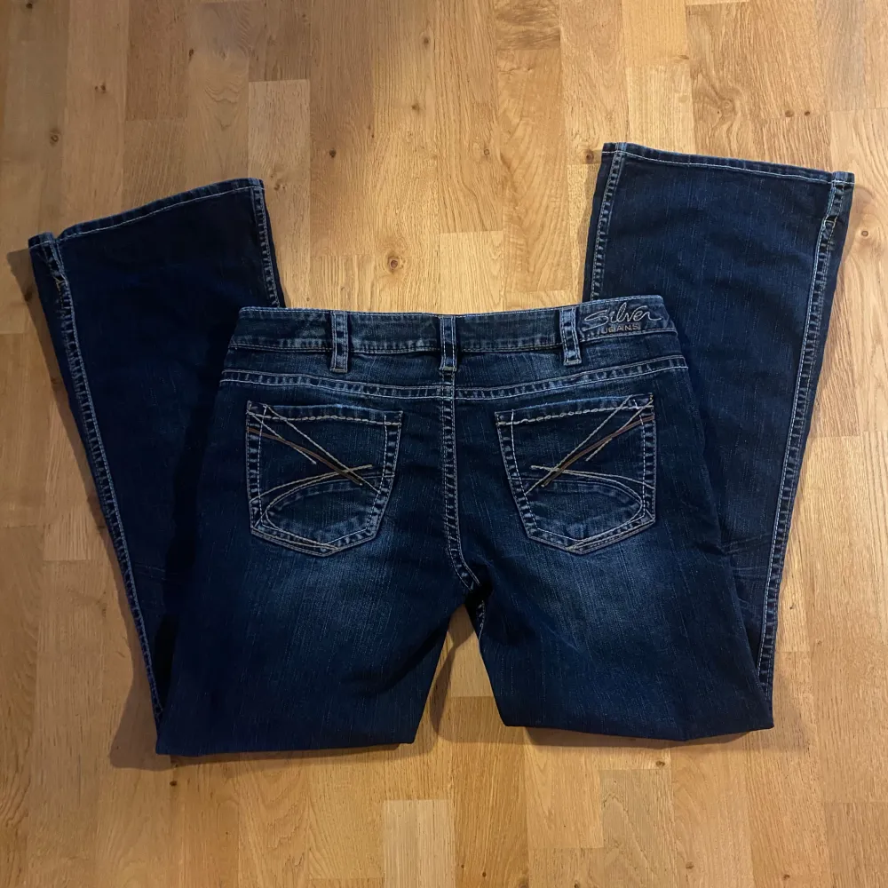 Säljer dessa jeans i bra skick i märket silver jeans eftersom de är för stora tyvärr! De har fina detaljer på fickorna och är i en mörkblå wash!! Midjemåttet från sida till sida är 43 cm och innerbenslängden är 78 cm!!. Jeans & Byxor.