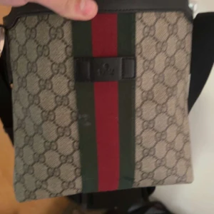 Gucci väska - Den är i bra skick ganska ny bill bli av med den. Pris 3000kr kan gå 2800