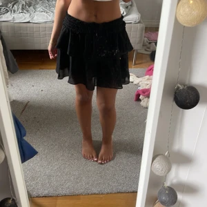 Svart volangkjol - Svart volangkjol i bra skick! 