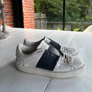 Valentino skor🌟 - Sååå fina valentino skor, säljer då de inte kommer till användning längre tyvärr💕 Lite slitage där framme! Pris går att diskuteras! 