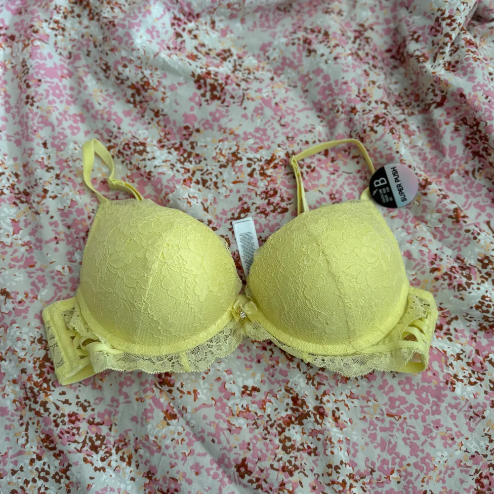 Oanvänd bh i push up modell - storlek 75B! Supersöt gul färg & skimrar lite💛. Yläosat.