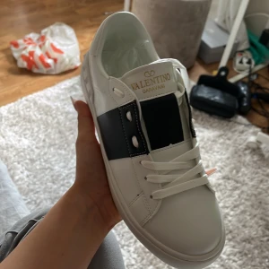 Säljer valentino skor - Helt nya aldrig använda äkta och väldigt bra skick de passade inte mig och kunde inte skicka tillbaka dem