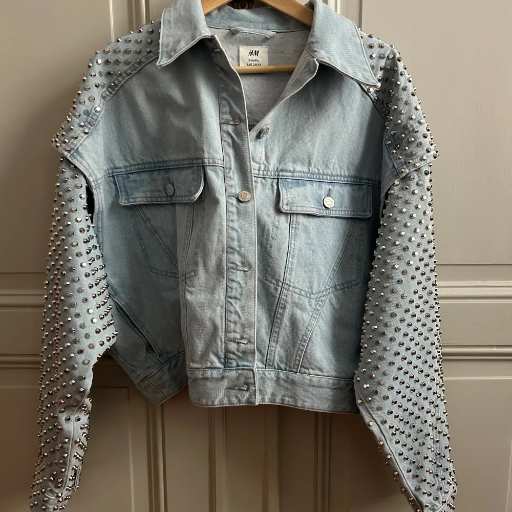 Heavy denim jacket with rivets. Oversized fit. Like new! . Takit.