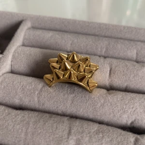 Edblad peak ring gold - Säljer pga att jag väldigt sällan använder den och det finns nog nån som vill ha den mer än mig💞köpt för 399 kr hos Edblad. Hör av er vid intresse!