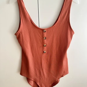 Roströd body med knappar - Oanvänd