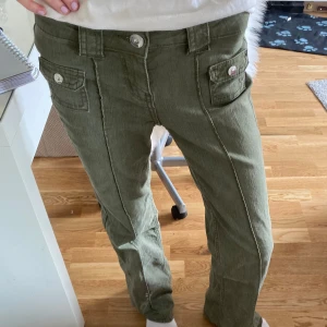 Gröna jeans - Säljer dessa så coola och helt slutsålda jeansen från HM 💖 säljer då de inte kommer till användning! Använt fåtal gånger!! Bra skick Innerbenslängd: 77cm Midjemått rakt över: ca 32cm  Bra längd för mig som är 168!🥰
