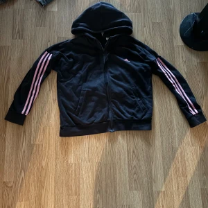 Adidas zip up - Säljer adidas zipup hoodie. Den är vintage och har använt den några gånger men är i super bra skick ich finns inte längre att köpa