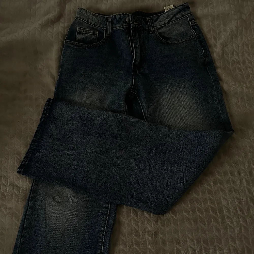 säljer dessa jeans då det inte längre är min stil, endast använda några få gånger men ser ut som nya 💗 innerben: 78 midja rakt över: 38 skriv privat vid frågor eller önskemål om bild med jeansen på!. Jeans & Byxor.