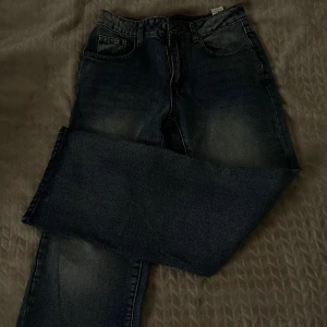 baggy/bootcut jeans - säljer dessa jeans då det inte längre är min stil, endast använda några få gånger men ser ut som nya 💗 innerben: 78 midja rakt över: 38 skriv privat vid frågor eller önskemål om bild med jeansen på!