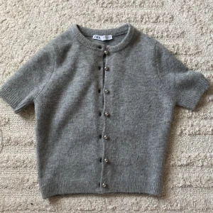 Stickad kofta - Säljer denna fina stickade koftan från zara som är slutsåld nypris-329 kontakta för frågor osv🫶🏼många är intresserade och kommer sälja till den som köper för det priset jag har satt.