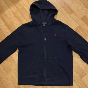 Ralph lauren zip - Jag säljer min Ralph lauren zip hoodie, den sitter som XS fast den är XL i barnstorlek. Skick:9/10 den är i ett väldigt bra skick. Pris kan diskuteras vid snabb affär.