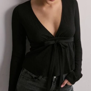 Jättesöt topp  - Säljer min jättesöta topp från Nelly då den inte kommer till användning, använd en gång, priset kan diskuteras💕skriv privat för  egna bilder 