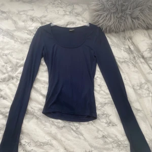Marinblå tröja med slits - Har andvänt denna tröja ungefär 3gnr, inte riktigt min stil så därför lägger jag ut den här, kontakta via funderingar!