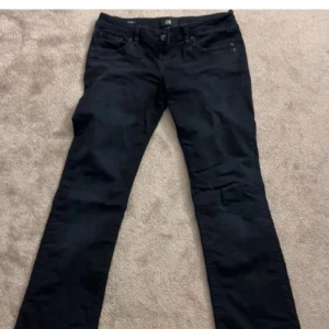 Svarta ltb jeans  - ⚠️svarta inte nattblåa⚠️ skit snygga men lite för små för mig köpte hör på Plick men inte använda av mig och typ en gång av tidigare ägare 