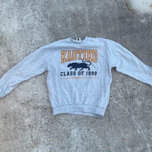 Kaotiko tröja - Kaotiko class of 1999 tröja i strl xs. Endast använd ett fåtal gånger. Har du några frågor är det bara att hojta till!