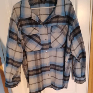 Höst/vårjacka  - Fett snygg jacka från Lindex i storlek L. Säljer den då den inte används längre 💗💗