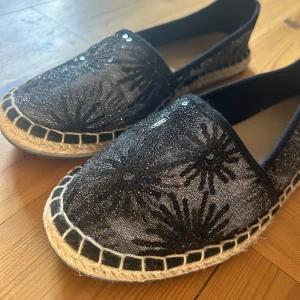 Espadrillos - Superfina sommarskor med coolt mönster💕 storlek 39💕