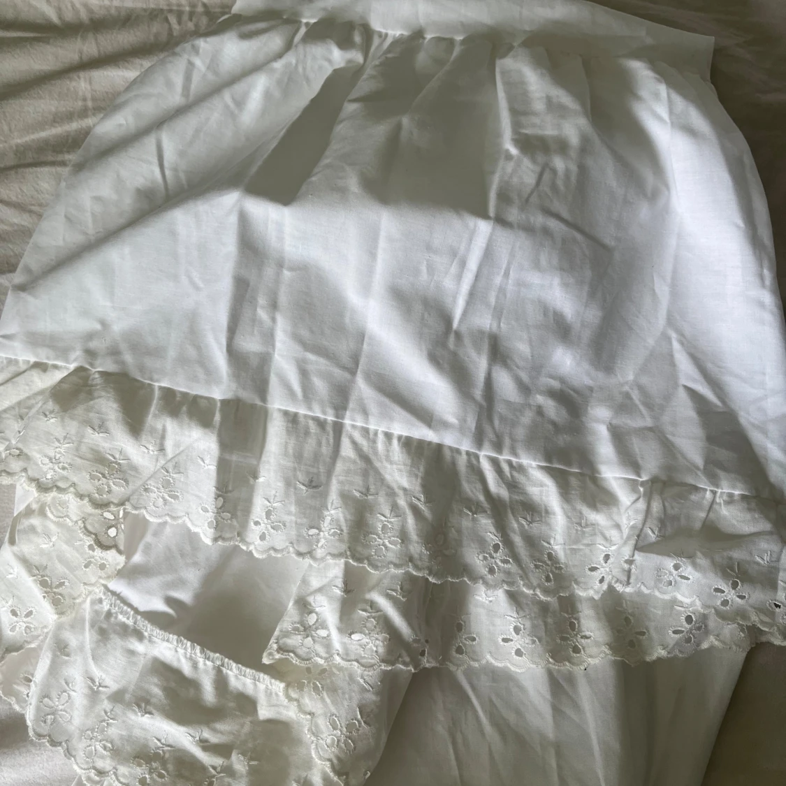 Fin vit långkjol med spets - 91