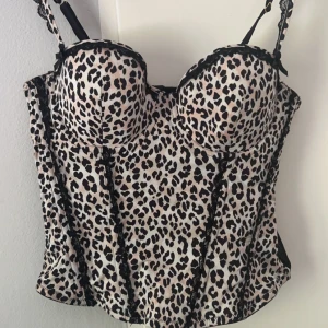 Leopard korsett - Säljer min superfina leopard korsette från hm💗💗💗 storleken är 40 men skulle säga att den passar xs-m eftersom man kan knäppa där bak som man vill ha den!