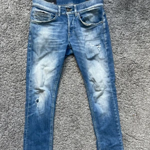 Dondup jeans💫 - Sjukt feta Dondup jeans med slitningar, jätte eftertraktade model George, dunder skick, byte är öppet 💫