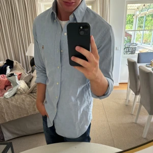 Ralph Lauren skjorta - Hej, säljer nu min fina Ralph Lauren skjorta storlek M. Den är i nyskick och kommer vara otroligt snygg i sommar. Nypris 1500kr! Vi kommer att sälja liknande produkter nu i sommar så glöm inte följa profilen!🌊🍾