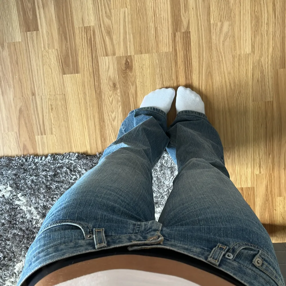 intressekoll på mina as snygga lowwaisted bootcut calvin klein jeans som är köpte på en second hand i Frankrike för ca 600kr då de är lite för stora💕 inga tecken på slitage skriv flr fler bilder frågor eller mått!. Jeans & Byxor.