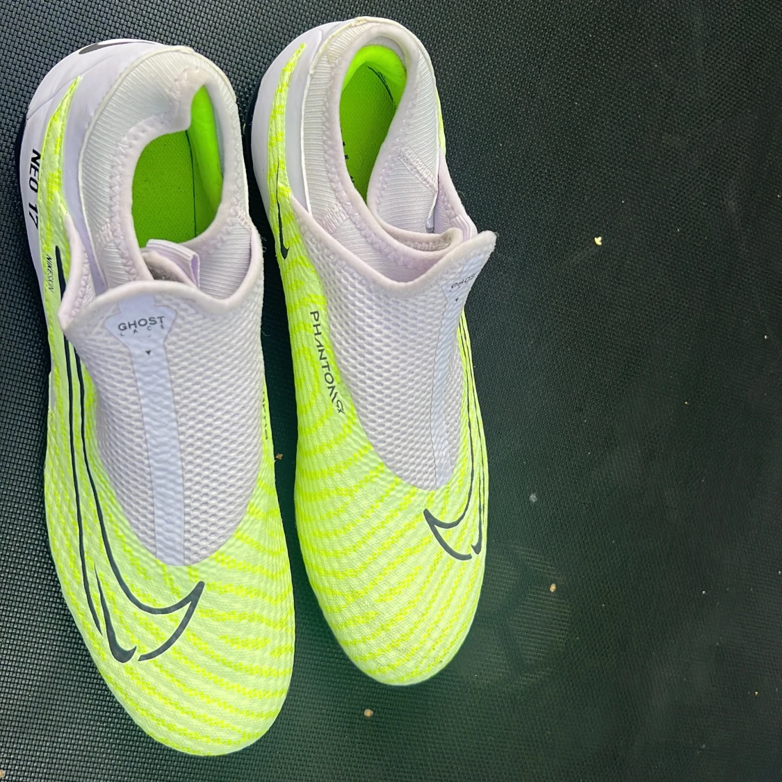 Fotbollsskor i storlek 41 använda 2 gånger bra kvalitet. - 91