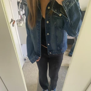 Jeansjacka - Jeansjacka från weekday, tror aldrig använd. Känns verkligen som bra kvalitet i materialet, säljer för 300 🤍