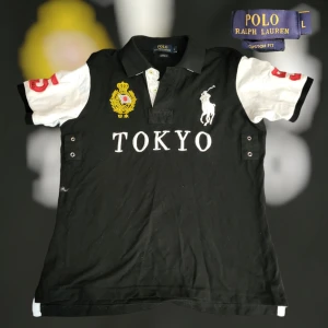 Ralph Lauren Tokyo Polo - !skicka bud för snabb affär! Skitfet Ralph Lauren Tokyo Piké, utmärkt skick utan skador. Storlek L men är liten i storleken. Skriv om ni undrar någonting eller om ni vill ha fler bilder