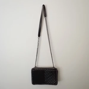 Axelväska  - Jag säljer min väska pga den inte kommer till användning längre. Det är nästan ny.