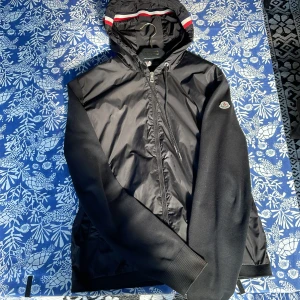 Moncler cardigan  - Tjenare! Säljer en sjukt snygg Moncler cardigan i bra skick, finns däremot flaws men inget som syns vid användning, skriv för mer info, storlek XL men passar M. Nypris: 9 000. (Pris kan diskuteras vid snabb affär)