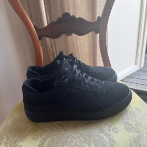 Arigato skor - Hej! Säljer mina helsvarta Arigatos då de är för små. Skorna är i skick 7/10, helt okej skick, men har mycket kvar att ge! De är i storlek 41 men passar 42. Inget og tillkommer. Hör av er vid minsta fundering!