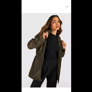 Parkas jacka - Stl 38 med resår i midjan, men upplevs  mindre i stl !  Typ som s. 