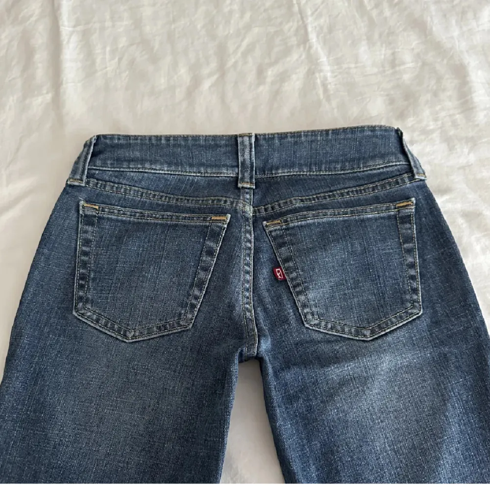 Säljer mina Lågmidjade/bootcut jeans då de är för korta på mig, midjan är 68 och innerbenen är 78💕. Jeans & Byxor.