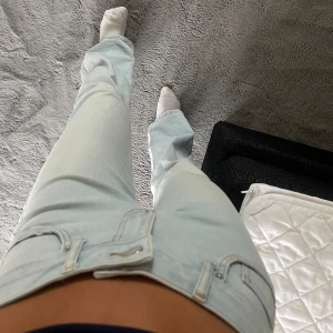 Blåa bootcut jeans  - Ett par skit snygga lågmidjade bootcut jeans som tyvärr är för stora för mig 😍