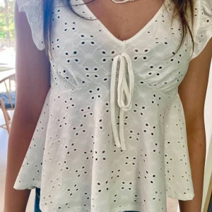 vit hål tröja - Vit t-shirt, fin och bra på sommaren. Rekommenderar att ha något under den.