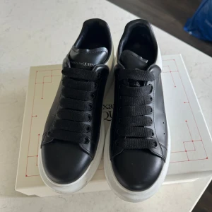 Alexander Mqueen - Alexander Mqueen sneakers i fint skick. Använda fåtal gånger. Unisex. Köpta för 5900. Kvitto och låda finns.