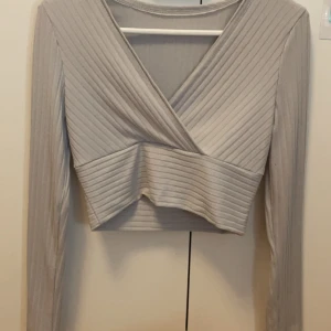 Långärmad tröja  - Använd fåtal gånger då den är för liten, fint skick och väldigt bra till alla tillfällen. Köparen står för frakten. 